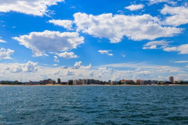 Bulgaristan 'daki Karadeniz ve Sunny Beach tatil beldesi manzarası. Deniz manzarası