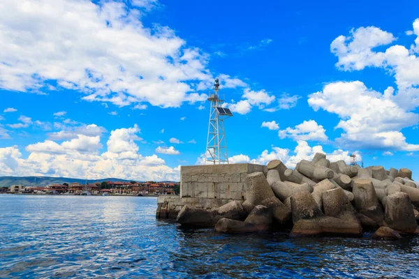 ブルガリアのネッセバー港にあるモダンな灯台 — ストック写真
