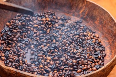 Kırsal bir kasede kavrulmuş kahve çekirdeği.