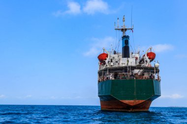 Tanzanya 'nın Zanzibar yakınlarındaki Hint Okyanusu' nda yelken açan büyük sanayi gemisi.