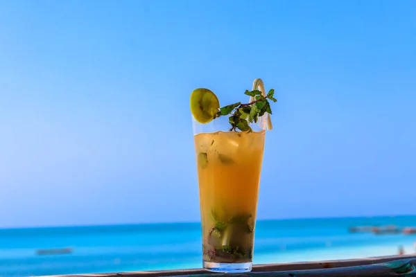 Glas Verse Oranje Mojito Cocktail Bij Oceaan — Stockfoto