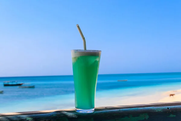 Glas Blue Hawaii Cocktail Bij Oceaan — Stockfoto