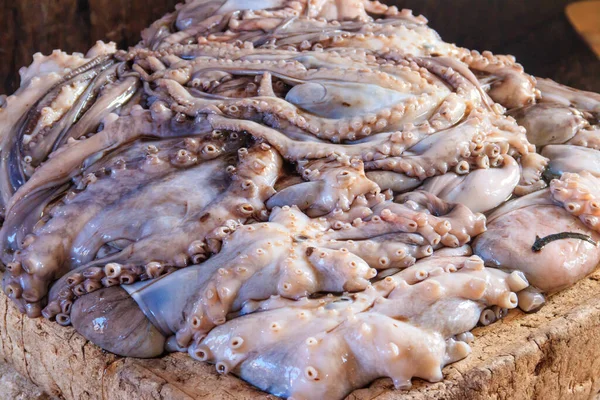 鱼类市场出售新鲜生章鱼 — 图库照片