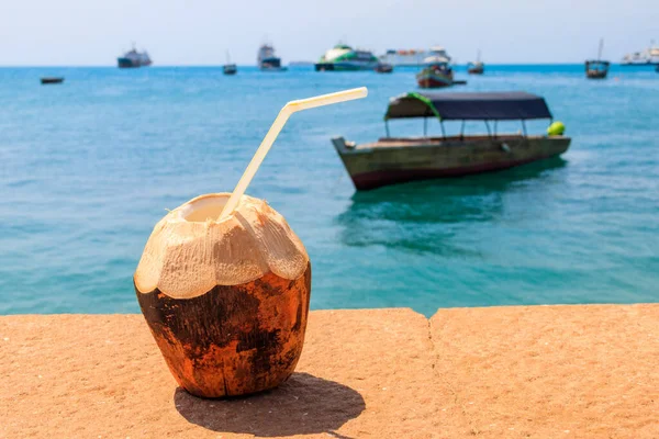 Verse Tropische Kokoscocktail Met Drinkstro Aan Zee Stone Town Zanzibar — Stockfoto