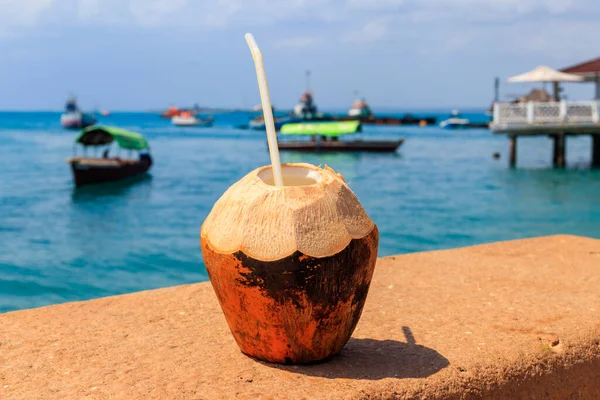 Verse Tropische Kokoscocktail Met Drinkstro Aan Zee Stone Town Zanzibar — Stockfoto