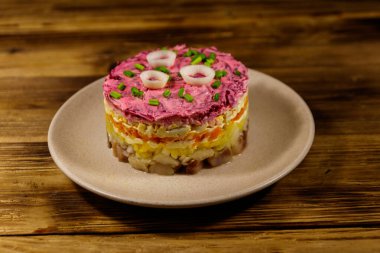 Geleneksel Rus salatası 