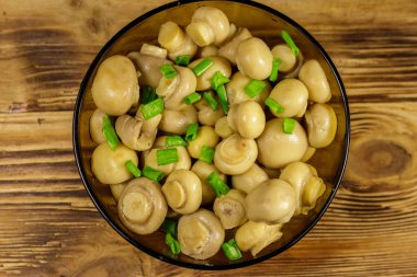 Cam kase salamura petrol ile. Ahşap masa üzerinde Marine mantar