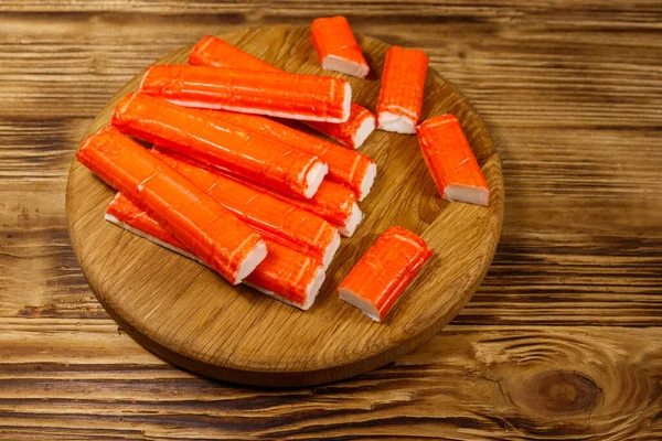 Tahtadaki tahta kesme tahtasındaki yengeç çubukları