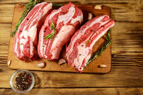 Raw Pork Ribs Spices Garlic Rosemary Wooden Table Top View — Stock Photo, Image