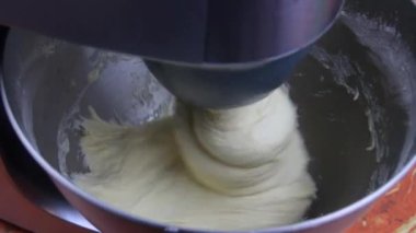 Masadaki modern mutfak makinesinde hamur yoğurmak