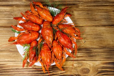 Ahşap masada kaynamış kerevit tabağı. Üst görünüm