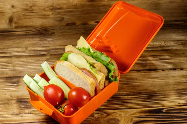 Lunchbox Mit Sandwiches Und Frischem Gemüse Auf Einem Holztisch — Stockfoto