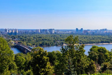 Metro köprüsünün hava görüntüsü ve Ukrayna Kiev 'deki Dinyeper nehri. Kyiv şehir manzarası