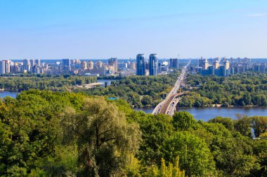 Ukrayna Kiev 'deki Metro Köprüsü ve Dinyeper Nehri' nin havadan görüntüsü. Kyiv şehir manzarası