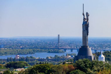 Ukrayna Kiev 'deki Anavatan Anıtı ve Dinyeper Nehri manzarası. Kiev şehir manzarası