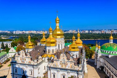 Kiev Pechersk Lavra (Mağara Kiev Manastırı) ve Ukrayna 'daki Dinyeper Nehri manzarası. Büyük Lavra Çan Kulesi 'nden görüntü