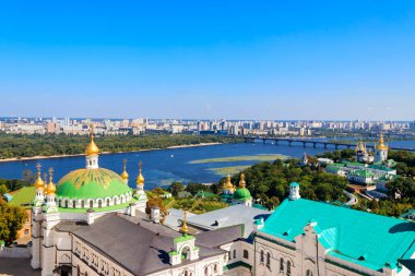 Kiev Pechersk Lavra (Mağara Kiev Manastırı) ve Ukrayna 'daki Dinyeper Nehri manzarası. Büyük Lavra Çan Kulesi 'nden görüntü