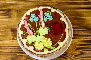 Kremalı, fındıklı ve ahşap masadaki kremalı Kiev pastası. Üst görünüm