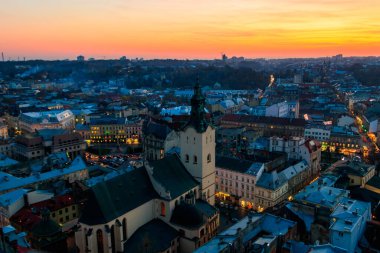 Günbatımında Ukrayna, Lviv 'deki Latin Katedrali ve Rynok Meydanı' nın havadan görünüşü. Lviv belediye binasından görüntü