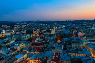 Ukrayna 'nın tarihi merkezi Lviv' in havadan görünüşü. Fildişi şehir manzarası. Lviv Belediye Binası 'ndan görüntü