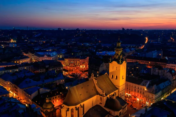 Ukrayna, Lviv 'deki Aydınlatılmış Latin Katedrali ve Rynok Meydanı' nın gece görüşü. Lviv belediye binasından görüntü