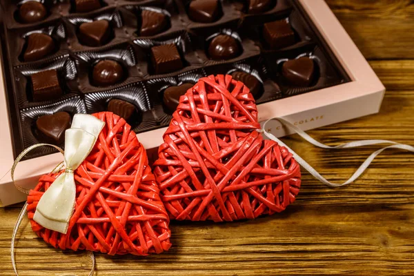 Diverse Chokoladeslik Kasse Røde Hjerter Træbordet Valentine Day Koncept - Stock-foto
