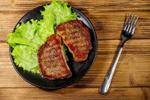 Steaks Porc Grillés Avec Des Feuilles Laitue Sur Une Table — Photo