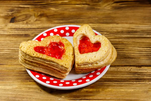 Herzförmige Blätterteigkekse Mit Marmelade Auf Einem Holztisch Dessert Valentinstag — Stockfoto