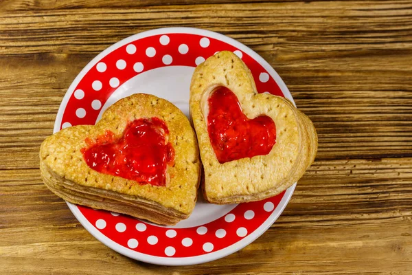 Hjerteformede Puff Cookies Med Marmelade Træbord Øverste Udsigt Dessert Valentinsdag - Stock-foto