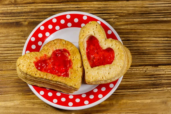 Galletas Forma Corazón Con Mermelada Una Mesa Madera Vista Superior — Foto de Stock