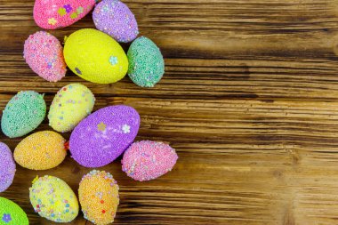 Kırsal ahşap arka planda paskalya yumurtaları. Üst görünüm, alanı kopyala