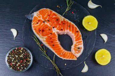 Siyah tahtada baharatlı çiğ somon bifteği. Üst görünüm