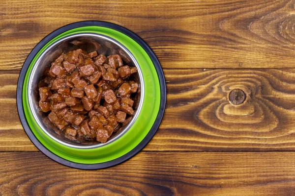 Comida Enlatada Para Gatos Perros Cuenco Metal Verde Sobre Suelo —  Fotos de Stock