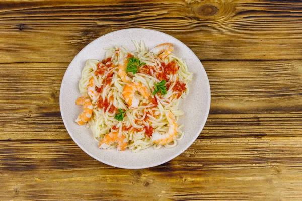 Pasta Espaguetis Con Gambas Salsa Tomate Perejil Sobre Mesa Madera — Foto de Stock