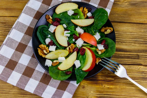 Höstspenatsallad Med Äpple Fetaost Valnöt Och Torkad Tranbär Träbord Högst — Stockfoto