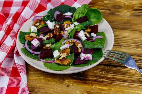 Smaklig Spenatsallad Med Kokt Rödbeta Fetaost Valnöt Och Rödlök Träbordet — Stockfoto