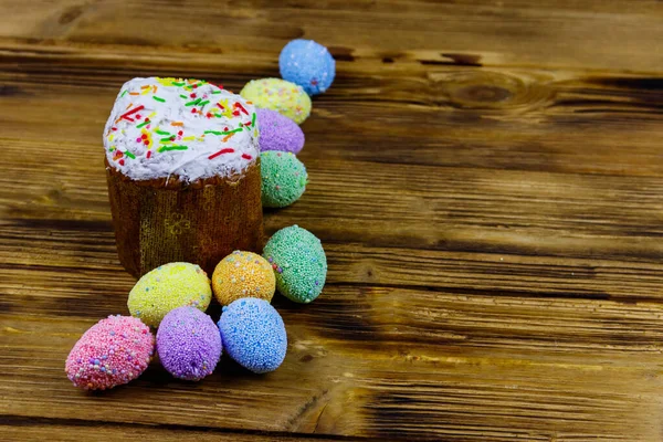 Bolo Páscoa Ovos Páscoa Uma Mesa Madeira — Fotografia de Stock