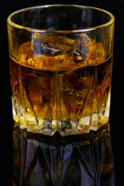 Glas Whisky Mit Eis Auf Schwarzem Hintergrund — Stockfoto