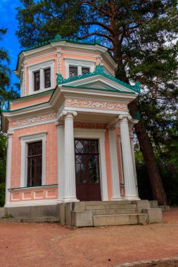 Uman, Ukrayna 'daki Sofiyivka parkındaki Anti-Kirke Adası' ndaki Pembe Pavyon.