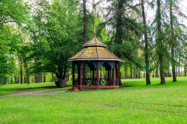 Uman, Ukrayna 'daki Sofiyivka parkında Çin çardağı