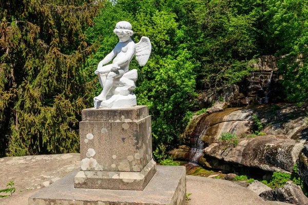 우크라이나 우만에 공원에 큐피드 조각상 — 스톡 사진
