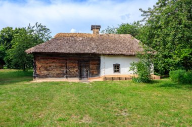 Ukrayna 'nın Kiev kenti yakınlarındaki Pyrohiv (Pirogovo) köyündeki antik Ukrayna kırsal evi