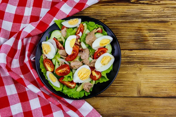 Leckerer Thunfischsalat Mit Eiern Salat Und Frischem Gemüse Auf Dem — Stockfoto
