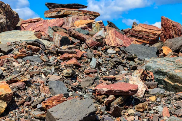 鉄鉱石採石場近くの大きな石の山 — ストック写真