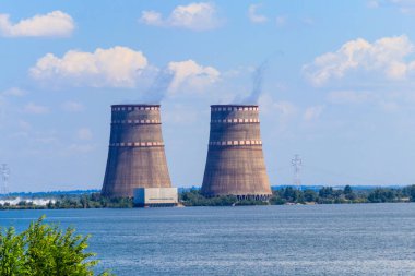 Enerhodar, Ukrayna 'daki Zaporizhia Nükleer Santralinin soğutma kuleleri