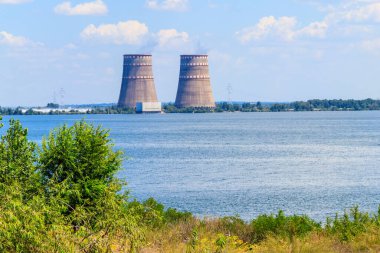 Enerhodar, Ukrayna 'daki Zaporizhia Nükleer Santralinin soğutma kuleleri