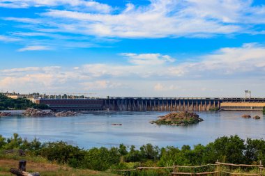 Zaporizhia, Ukrayna 'daki Dinyeper nehri üzerindeki Dinyeper Hidroelektrik İstasyonu.