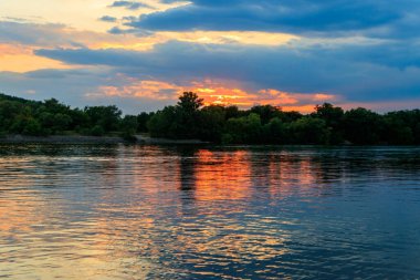 Gün batımında Dinyeper nehrinin manzarası