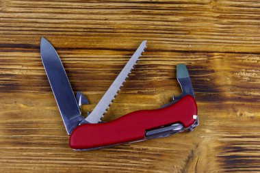 Kırsal ahşap arka planda her amaçla kullanılan çakı kırmızıdır. Üst görünüm