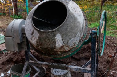 İnşaat alanındaki beton karıştırıcıda beton karışımı.